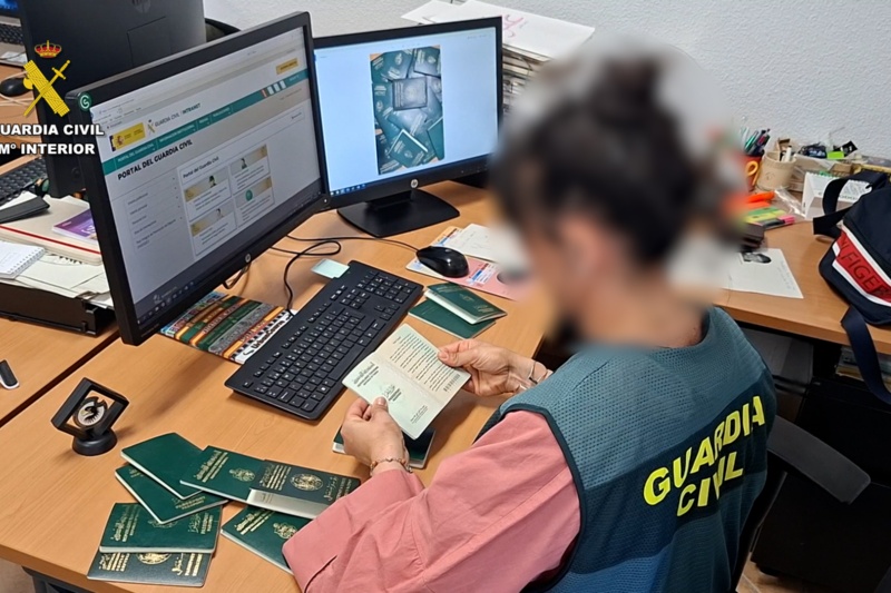 Agente de la guardia civil revisando documentación fraudulenta Agente de la guardia civil revisando documentación fraudulenta