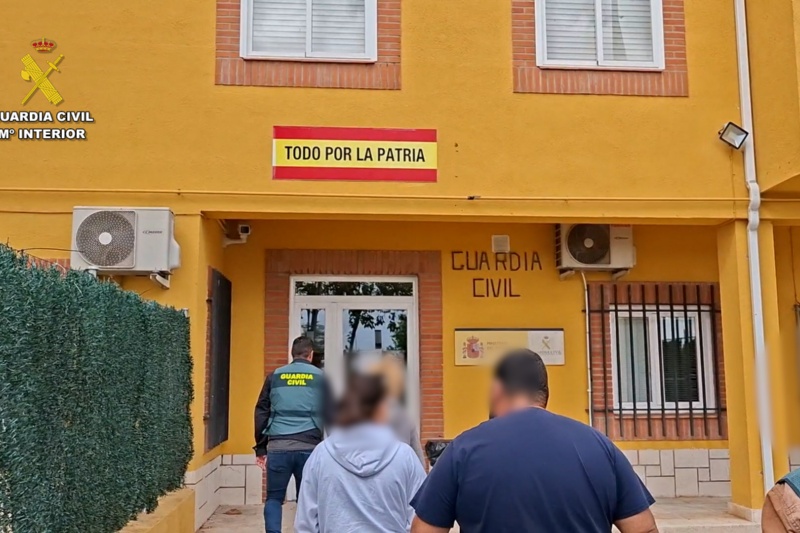 Detenidos entrando a un cuartel de la guardia civil Detenidos entrando a un cuartel de la guardia civil