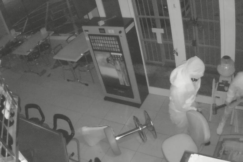 Imagen de seguridad de dos personas robando en el interior de un bar Imagen de seguridad de dos personas robando en el interior de un bar
