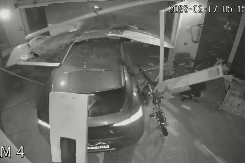 Imagen de seguridad de un coche que ha realizado un alunizaje en una tienda Imagen de seguridad de un coche que ha realizado un alunizaje en una tienda