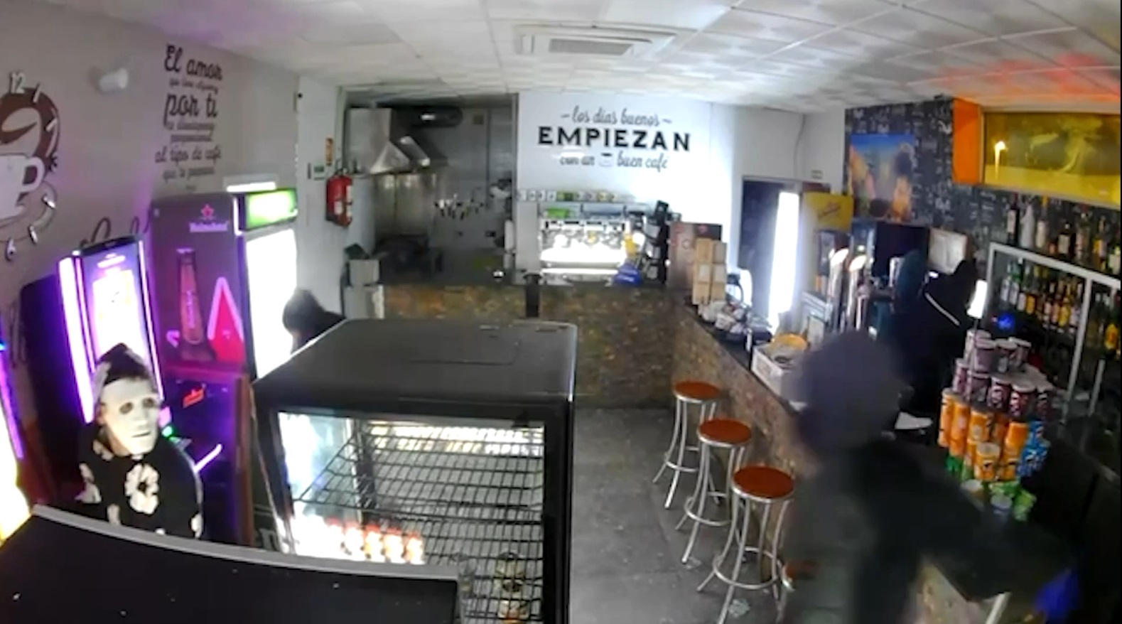 Fotografía de una cámara de vigilancia en la que se ven a dos ladrones robando