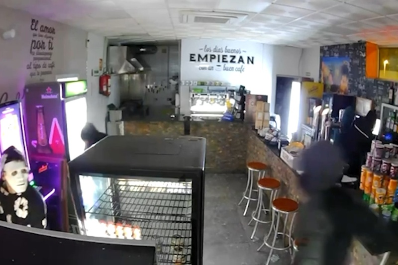 Fotografía de una cámara de vigilancia en la que se ven a dos ladrones robando Fotografía de una cámara de vigilancia en la que se ven a dos ladrones robando