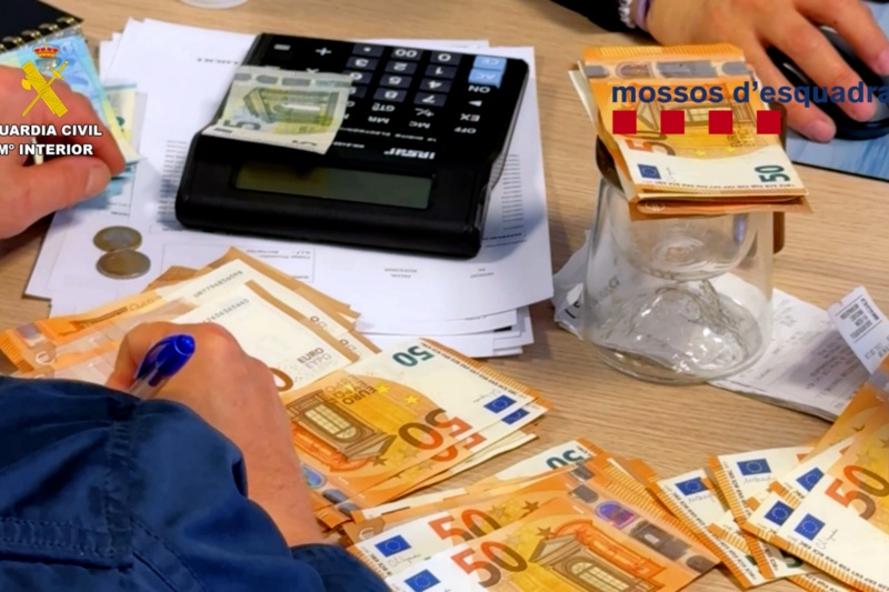 Agentes durante el recuento del dinero en efectico hallado en los registros Agentes durante el recuento del dinero en efectico hallado en los registros