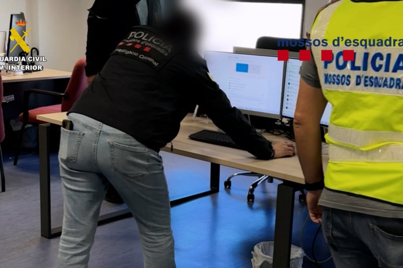 Agentes de Mossos D´Esquadra y Guardia Civil durante la investigación Agentes de Mossos D´Esquadra y Guardia Civil durante la investigación