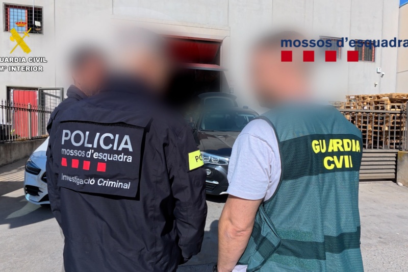 De espaldas, agentes de Mossos D´Esquadra y Guardia Civil De espaldas, agentes de Mossos D´Esquadra y Guardia Civil