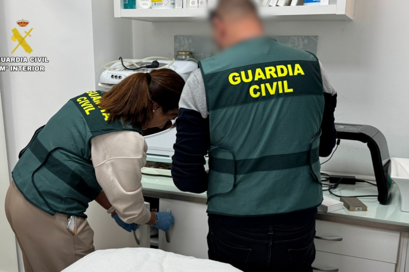 Guardias civiles efectuando registros en clínicas