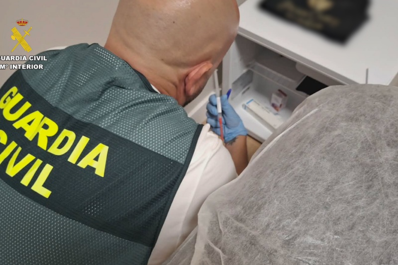 Guardias civiles efectuando registros en clínicas