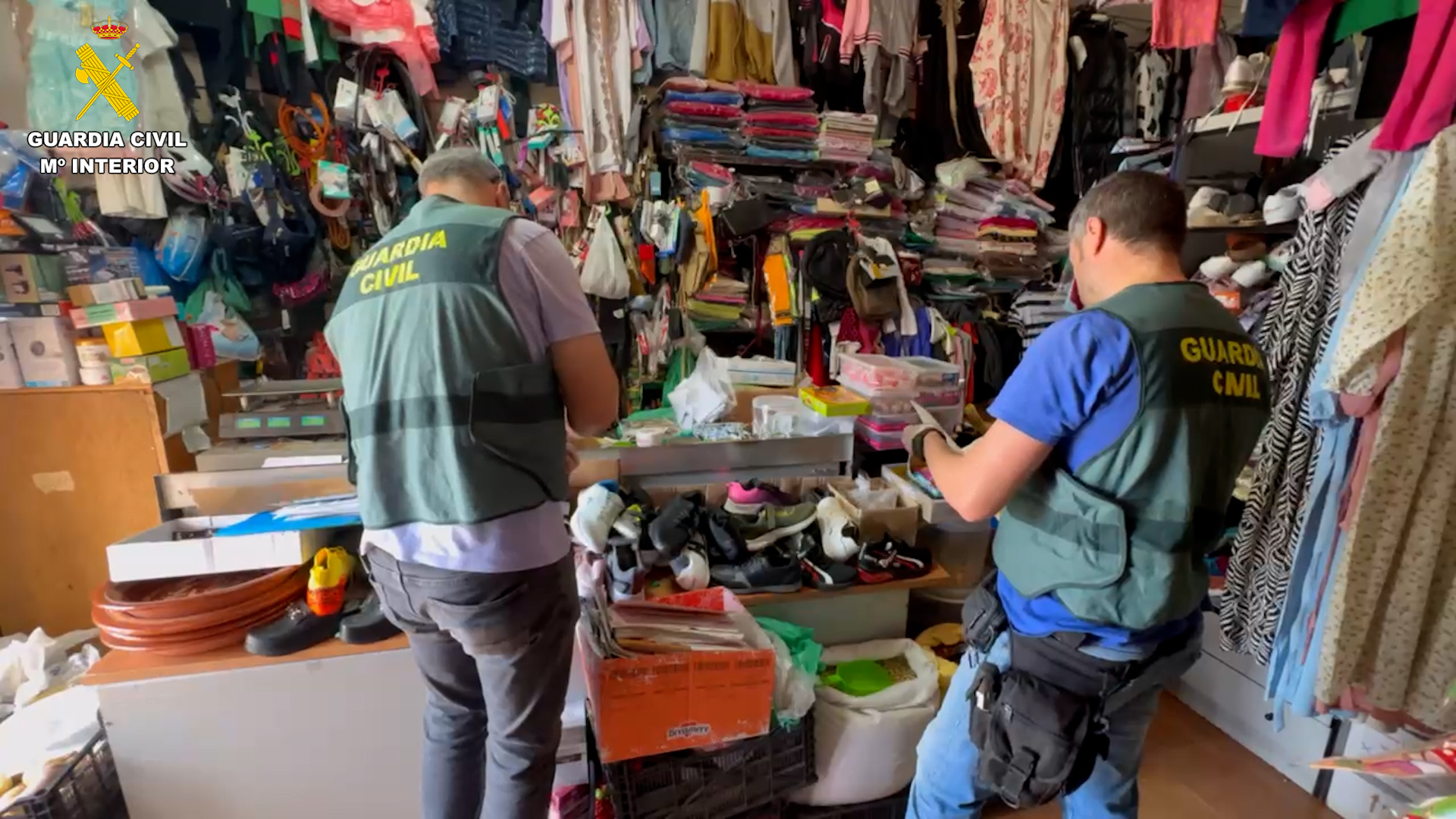 Agentes de la Guardia Civil en el registro del domicilio