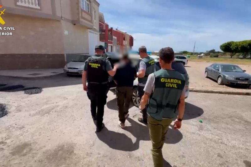 Agentes de la Guardia Civil acompañando al detenido Agentes de la Guardia Civil acompañando al detenido