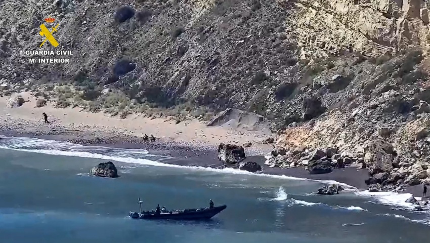 La Guardia Civil detiene al patrón de una embarcación que pretendía introducir por mar en Melilla a seis migrantes de forma irregular
