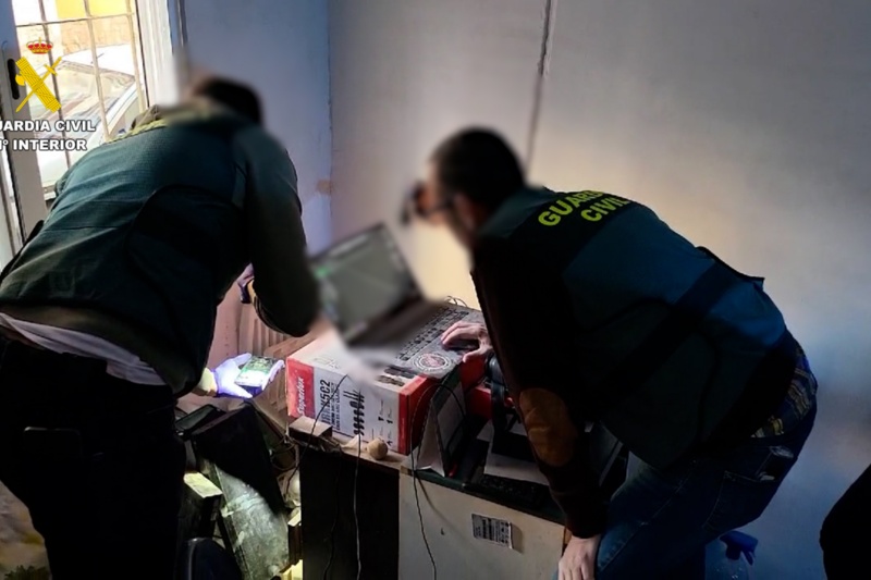 Momento del registro, recogiendo pruebas