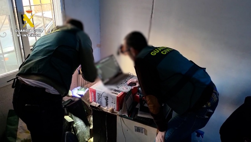 Detenido en Alicante un ciberdepredador sexual con más de 200 dispositivos de almacenamiento de imágenes pedófilas