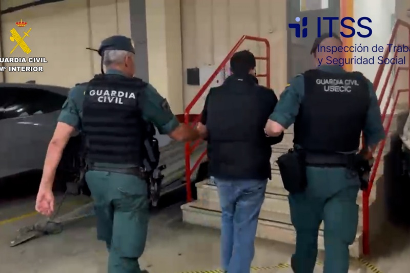 Guardias civiles acompañando a una de las personas detenidas Guardias civiles acompañando a una de las personas detenidas