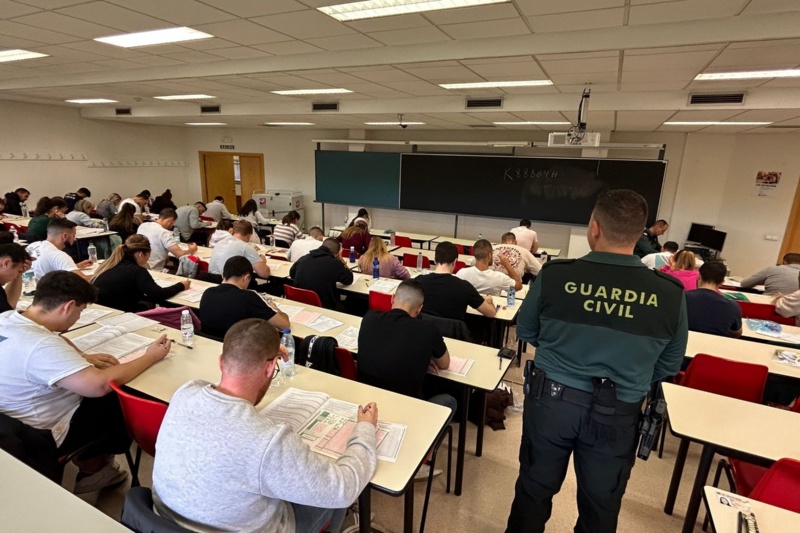 Agente Guardia Civil supervisando examen de opositores