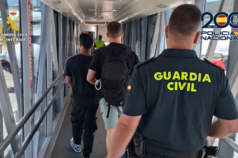 Agentes de la guardia civil acompañando a un detenido Agentes de la guardia civil acompañando a un detenido