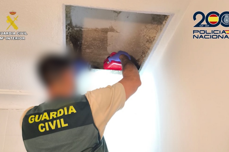 Guardia Civil realizando el registro en un doble techo Guardia Civil realizando el registro en un doble techo