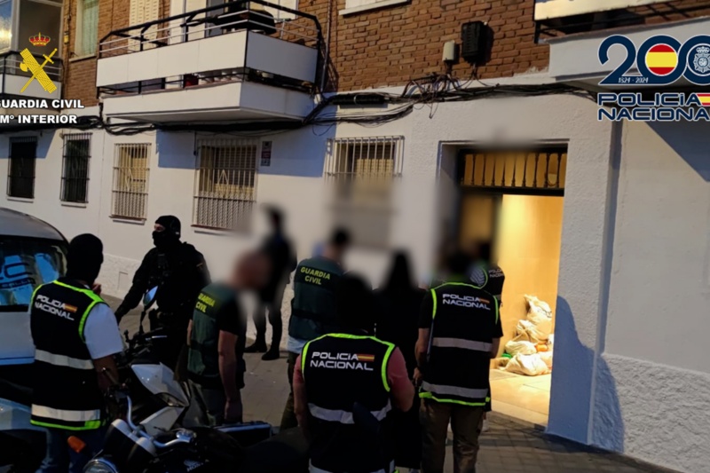 Guardias Civil y Policías realizando la entrada en un domicilio Guardias Civil y Policías realizando la entrada en un domicilio