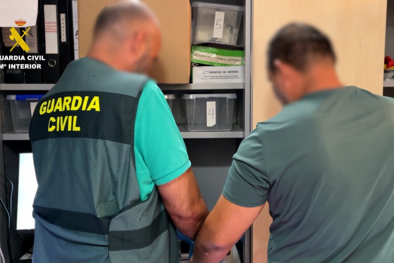 Dos Guardias Civiles custodian a un detenido por los incendios en Almorox (Toledo) Dos Guardias Civiles custodian a un detenido por los incendios en Almorox (Toledo)