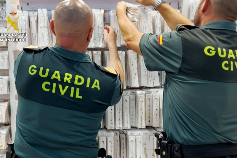 Guardias civiles con las joyas Guardias civiles con las joyas
