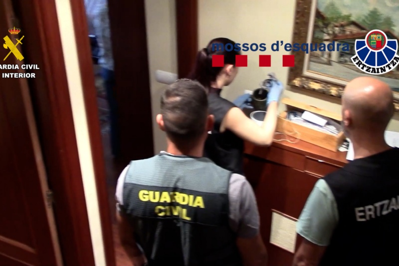 Dos guardias civiles y un ertzaintza durante un registro Dos guardias civiles y un ertzaintza durante un registro