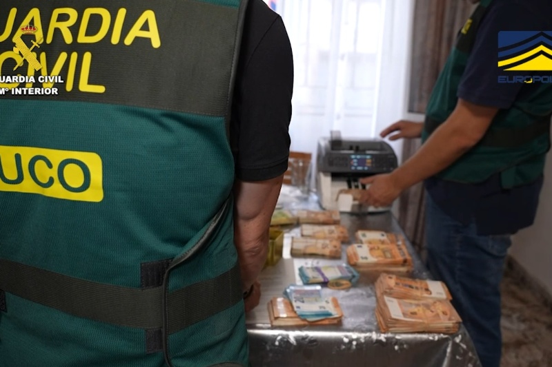 Dos guardias civiles custodian dinero intervenido Dos guardias civiles custodian dinero intervenido
