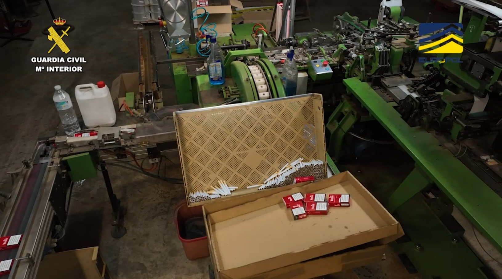 maquinaria preparada para la elaboración de cigarrillos de tabaco
