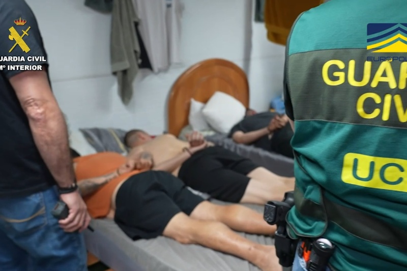 Dos Guardias Civiles presentes con 3 detenidos Dos Guardias Civiles presentes con 3 detenidos