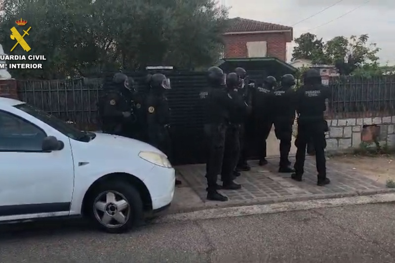 Entrada de guardias civiles para proceder a las detenciones Entrada de guardias civiles para proceder a las detenciones