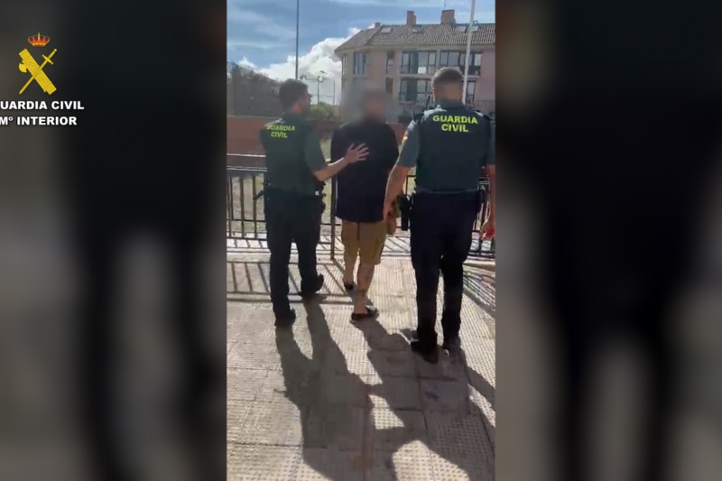 Guardias civiles trasladando a uno de los detenidos Guardias civiles trasladando a uno de los detenidos