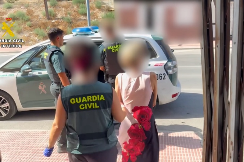 Guardias civiles con detenidos Guardias civiles con detenidos