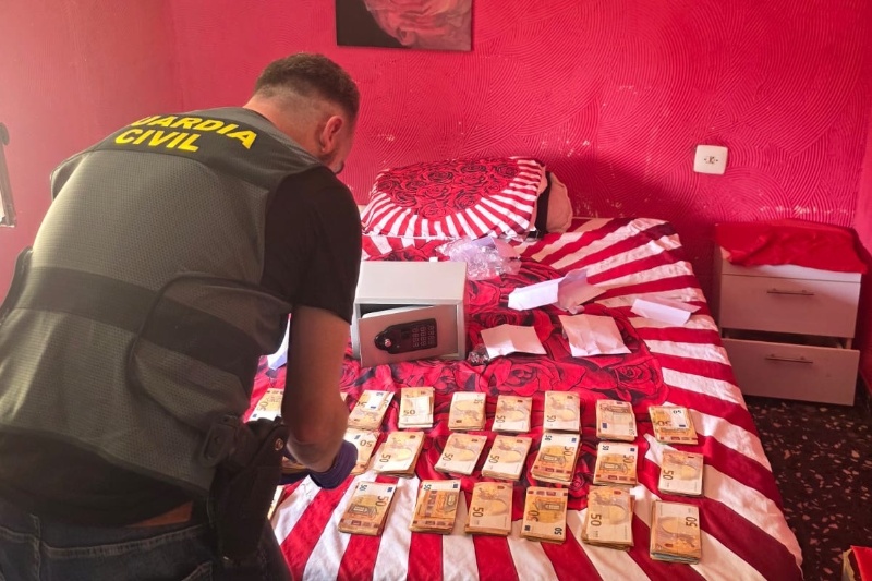 Agente de la Guardia Civil efectuando registro Agente de la Guardia Civil efectuando registro