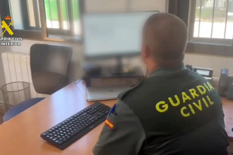 Guardia Civil en su puesto de trabajo investigando estafa criptomonedas
