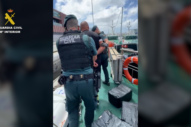 Guardias civiles con detenido Guardias civiles con detenido