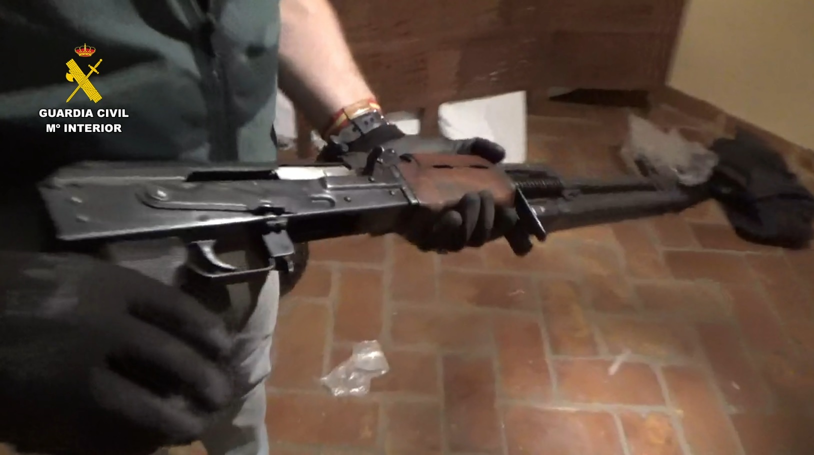 Guardia Civil mostrando un fusil de asalto incautado en una operación de tráfico de drogas