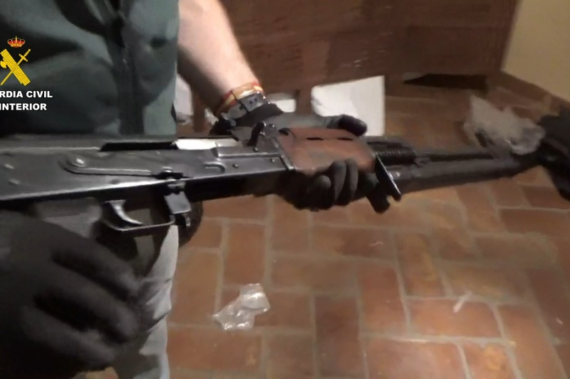 Guardia Civil mostrando un fusil de asalto incautado en una operación de tráfico de drogas Guardia Civil mostrando un fusil de asalto incautado en una operación de tráfico de drogas