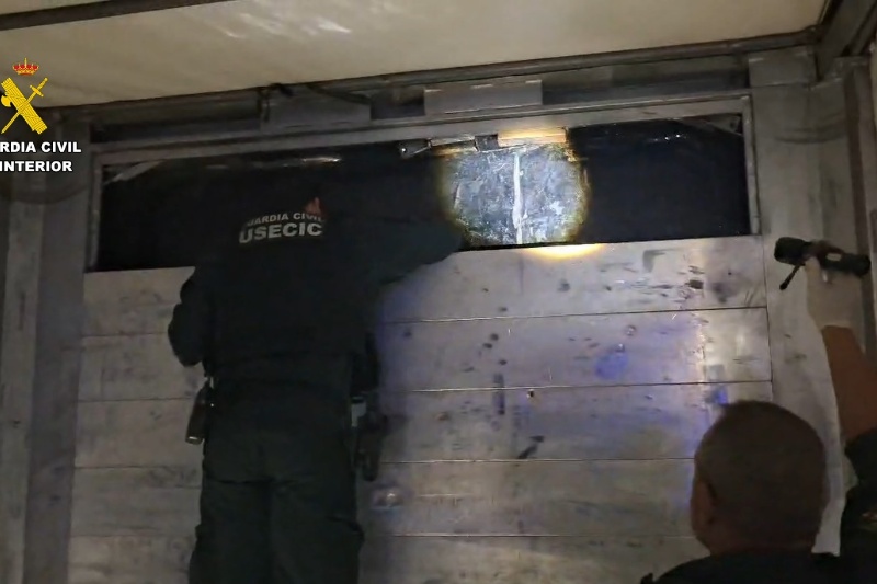 Guardia Civil custodiando 3.000 kg de cocaína intervenida en Guadalajara Guardia Civil custodiando 3.000 kg de cocaína intervenida en Guadalajara