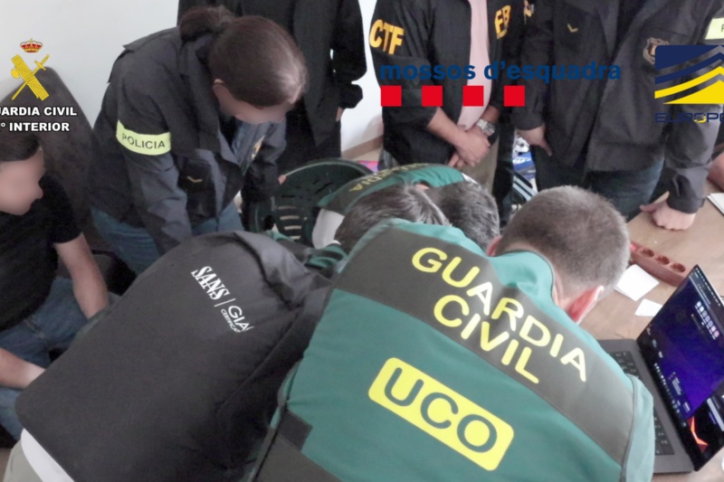operación internacional, coordinada por Europol y Eurojust y con la participación del FBI, que ha finalizado con un total de tres detenidos y ocho entradas y registros en España, Grecia, Reino Unido y Rumanía operación internacional, coordinada por Europol y Eurojust y con la participación del FBI, que ha finalizado con un total de tres detenidos y ocho entradas y registros en España, Grecia, Reino Unido y Rumanía