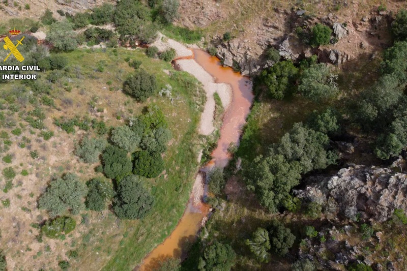vertido de líquidos altamente contaminantes en la rivera de Calaboza (Huelva)