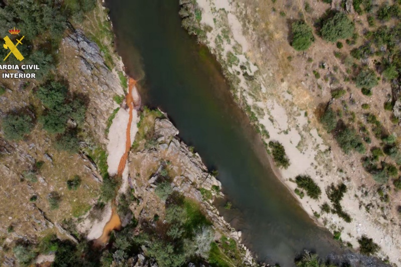 vertido de líquidos altamente contaminantes en la rivera de Calaboza (Huelva)