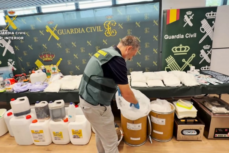 Agente de la Guardia Civil con la droga intervenida
