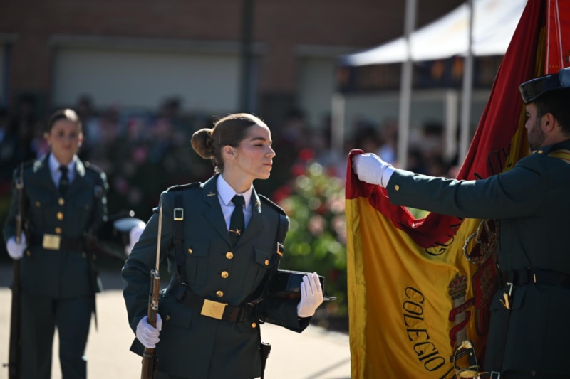 Guardia joven jurando bandera en el Colegio Duque de Ahumada de Valdemoro Guardia joven jurando bandera en el Colegio Duque de Ahumada de Valdemoro