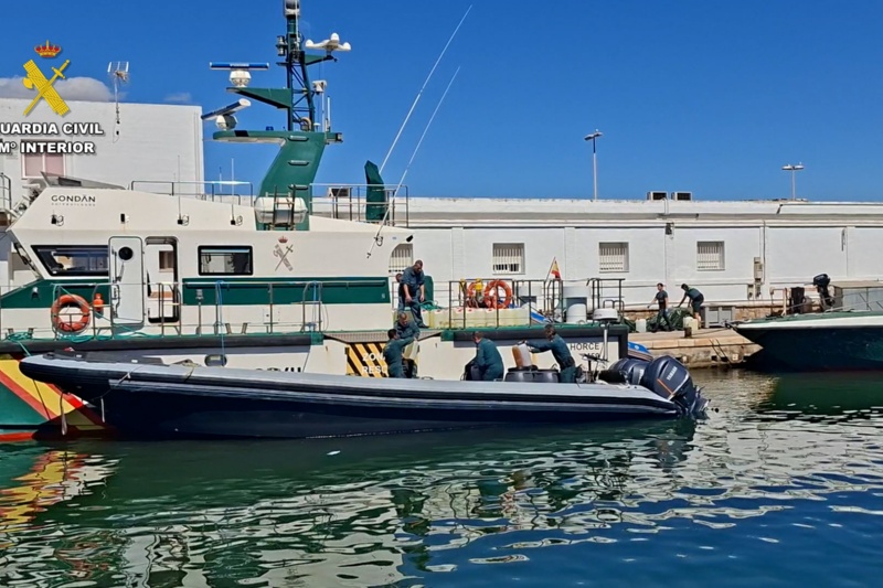 Barcos de la guardia civil en el puerto Barcos de la guardia civil en el puerto