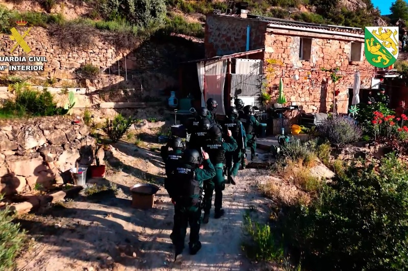 Guardias civiles accediendo a la vivienda Guardias civiles accediendo a la vivienda