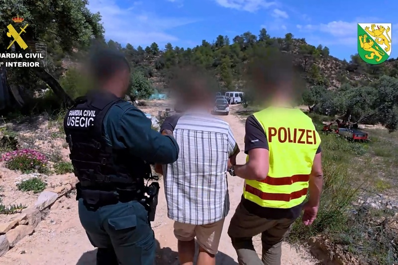 Guardia civil y policía suizo acompañando a un detenido Guardia civil y policía suizo acompañando a un detenido