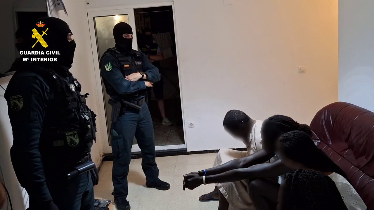 Agentes de la Guardia Civil con detenidos