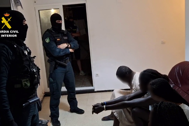 Agentes de la Guardia Civil con detenidos Agentes de la Guardia Civil con detenidos