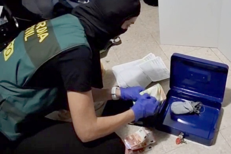 Agentes de la Guardia Civil con dinero intervenido Agentes de la Guardia Civil con dinero intervenido