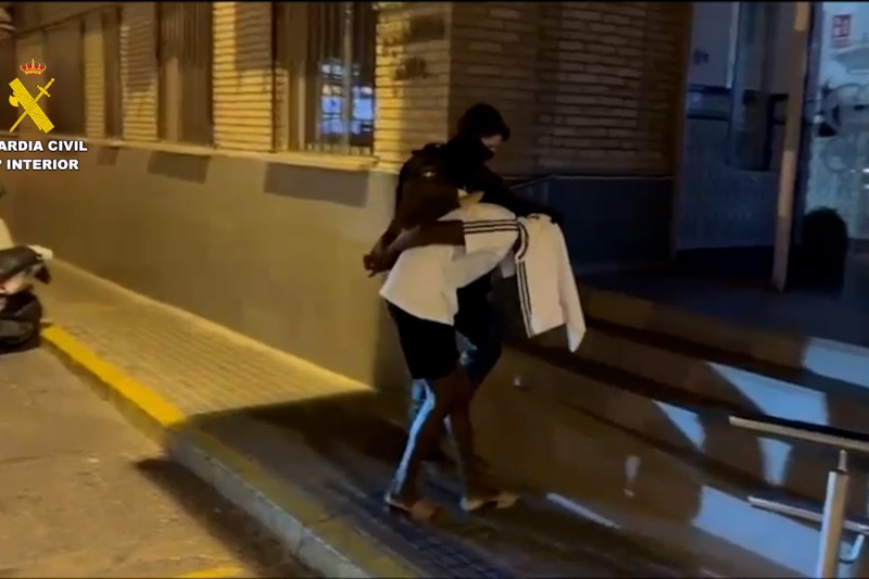 Guardias civiles acompañando a un detenido