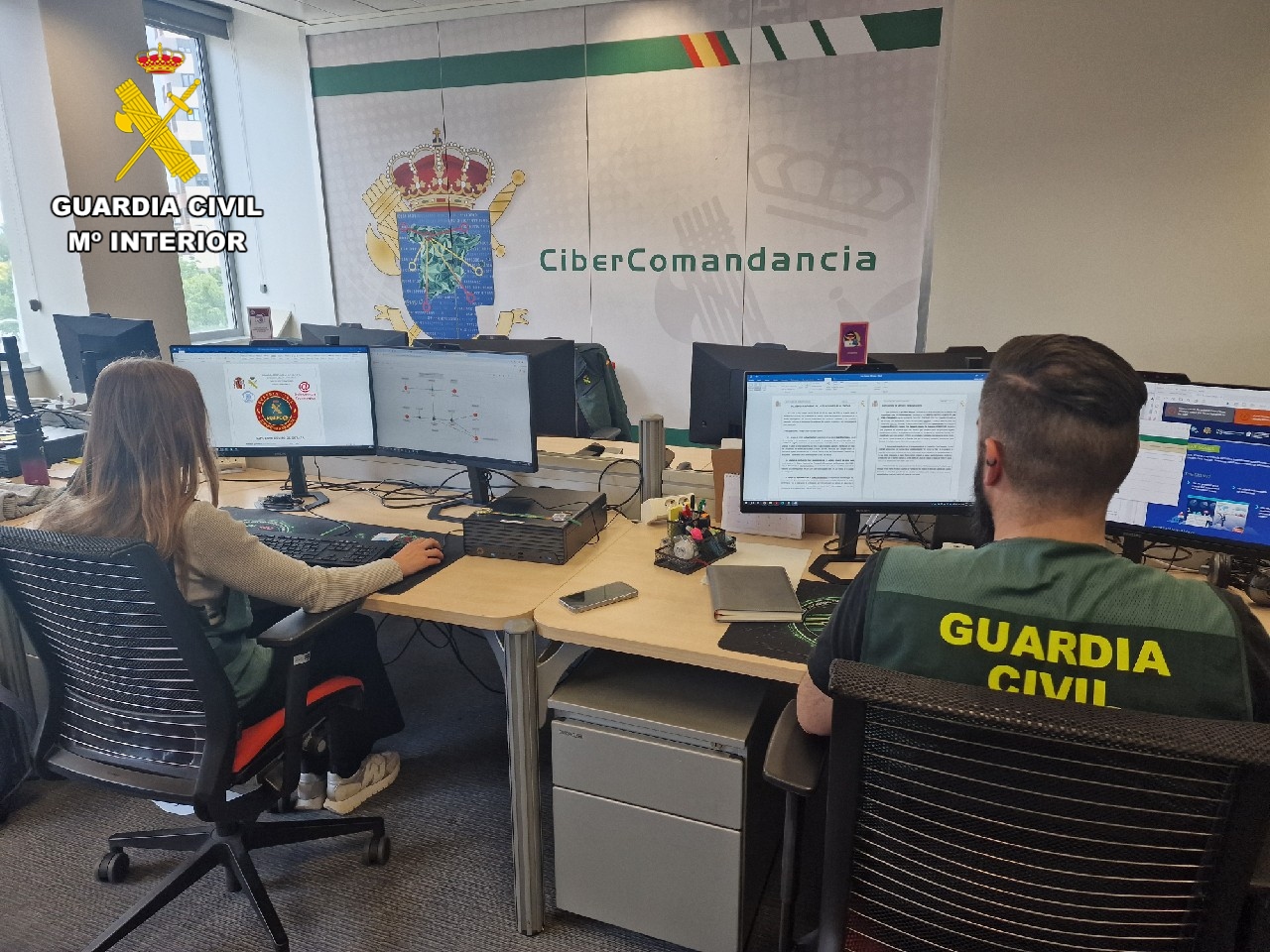 Agentes de la guardia civil realizando una revisión de equipos informáticos
