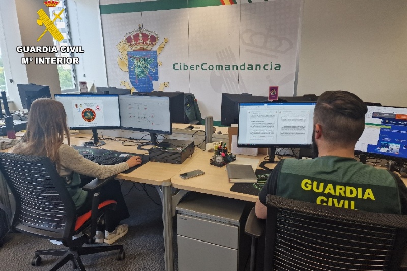 Agentes de la guardia civil realizando una revisión de equipos informáticos Agentes de la guardia civil realizando una revisión de equipos informáticos